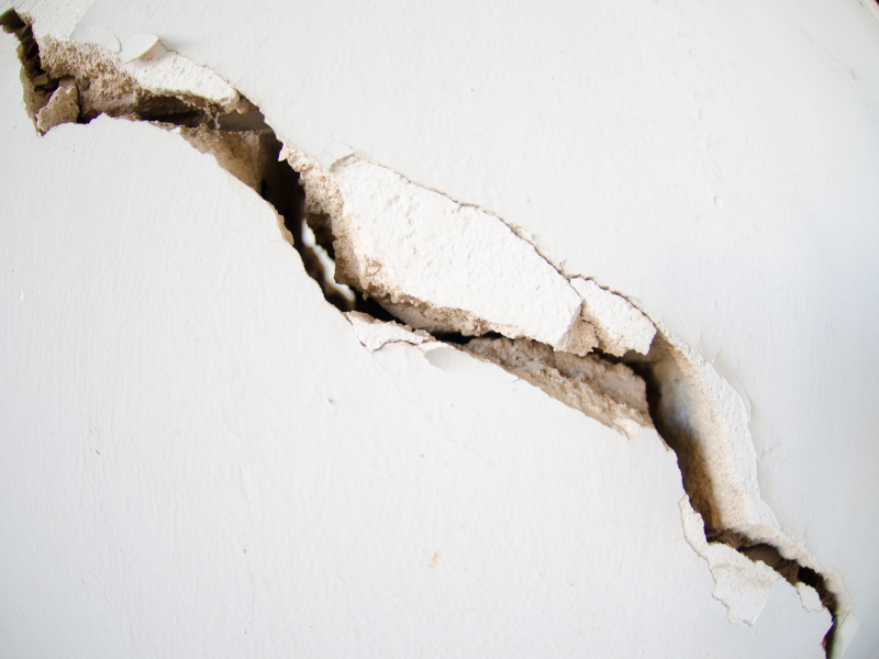 Image of a crack in a wall due to an earthquake